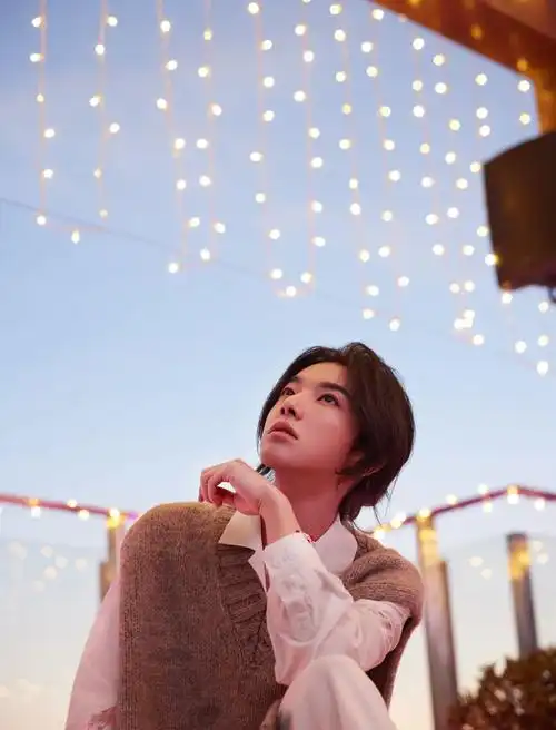 歌王华晨宇最新活动中透露新年计划提到新专辑送出新年祝福