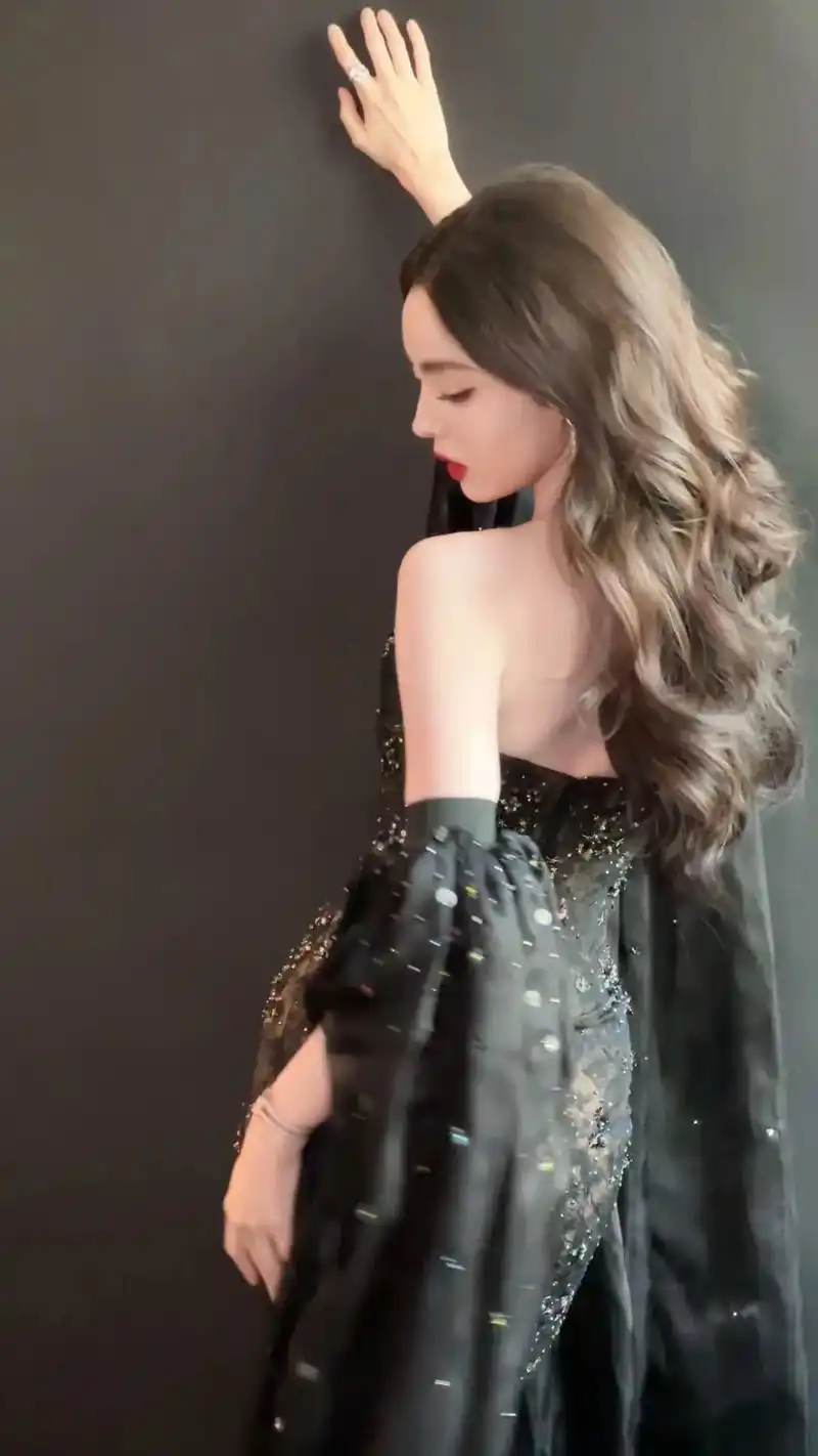 古力娜扎 #红毯造型 #完美身材 #这谁顶得住啊 #又美 - 抖音