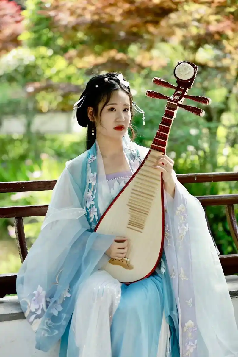 古装汉服人像.#原创摄影 #汉服上身满满的温婉古典风 #国风 - 抖音