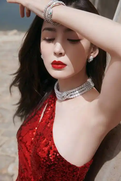 古力娜扎一字斜肩亮闪红色连衣裙写真_造型_大片_身材