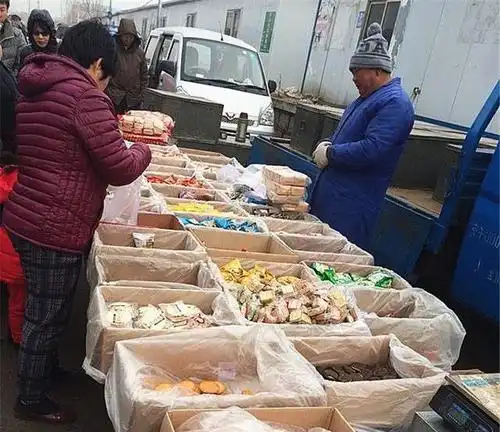 农村集市,水果零食是必备的摊位,金桔去火养胃.