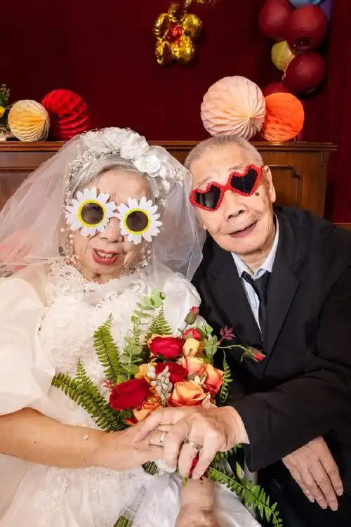 86岁老夫妻拍婚纱照流泪告白对方
