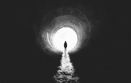 水渠 通道 女孩 光 剪影 黑白照片 4k壁纸