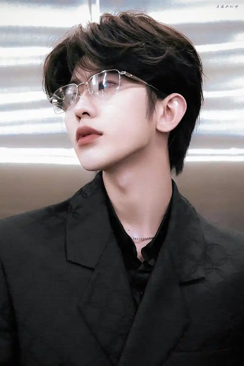 蔡徐坤眼镜杀合集 氛围感狠狠拿捏住了!