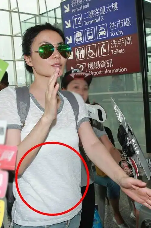 王菲一身黑衣现身机场,手上的大钻戒和凸起来的肚子,让人遐想!