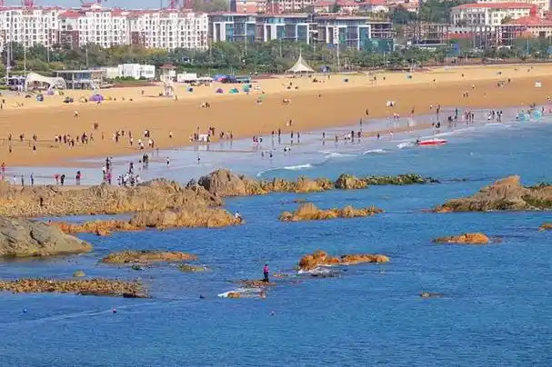 让我们先来看看黄岛金沙滩,这个位于青岛市西部的海滩