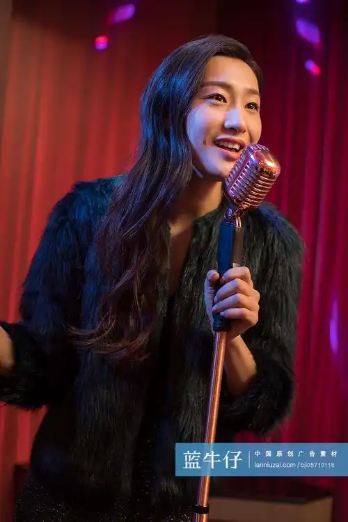 快乐的年轻女士在ktv唱歌