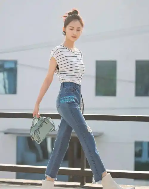 陈钰琪,1992年出生于中国四川省,身高165厘米,体重46公斤.