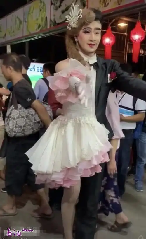 奇闻街头现半男半女求抱抱却没人搭理看着很无奈