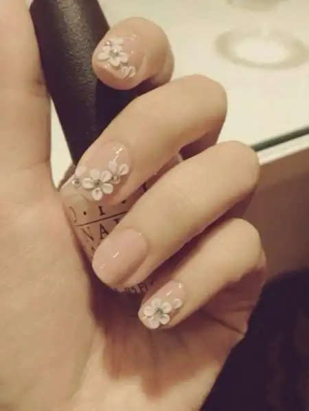 美丽漂亮的淑女型花朵美甲图片