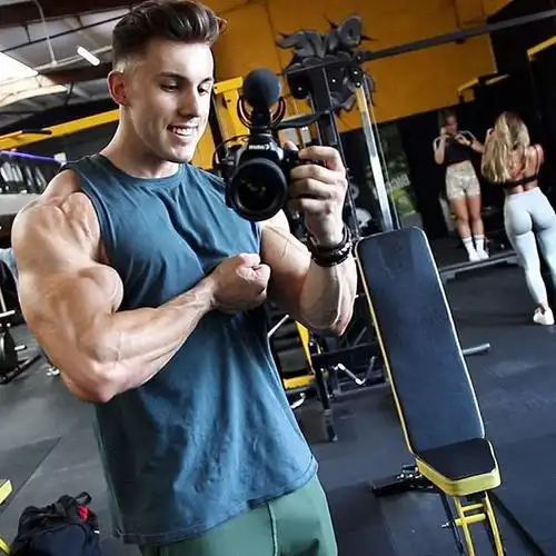 比大力水手还粗!网友却死盯他的女友!_肌肉