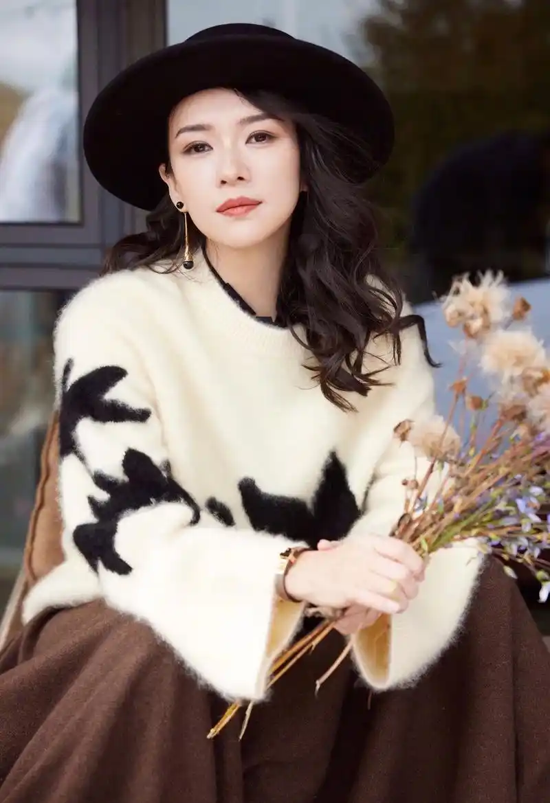 章子怡的一组美照曝光,她身穿白色毛衣搭配黑色圆礼帽,五官精致 - 抖
