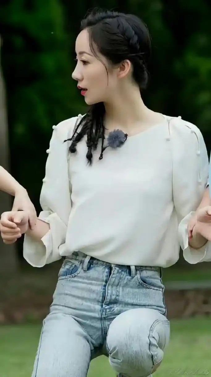 韩雪的紧身牛仔裤勾勒出她的美腿,犹如雕塑般完美.