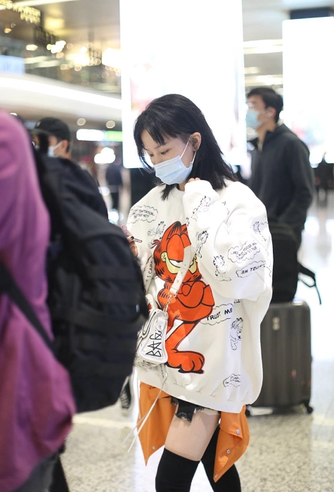 黄龄素颜亮相机场大码卫衣配超短牛仔裙34岁打扮比年轻人还潮