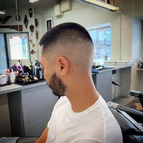 超短的圆寸头发型,一直是很多追求简单好打理男士的福音.