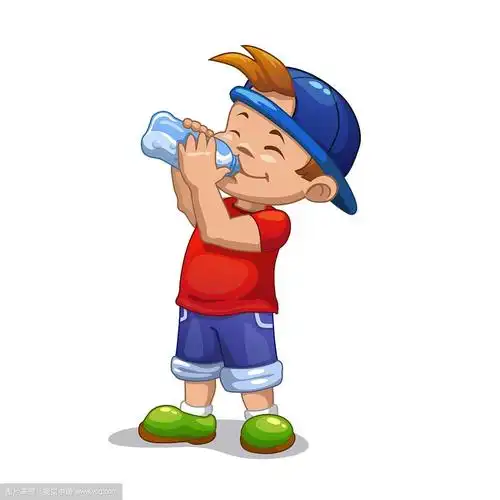 小男孩喝水