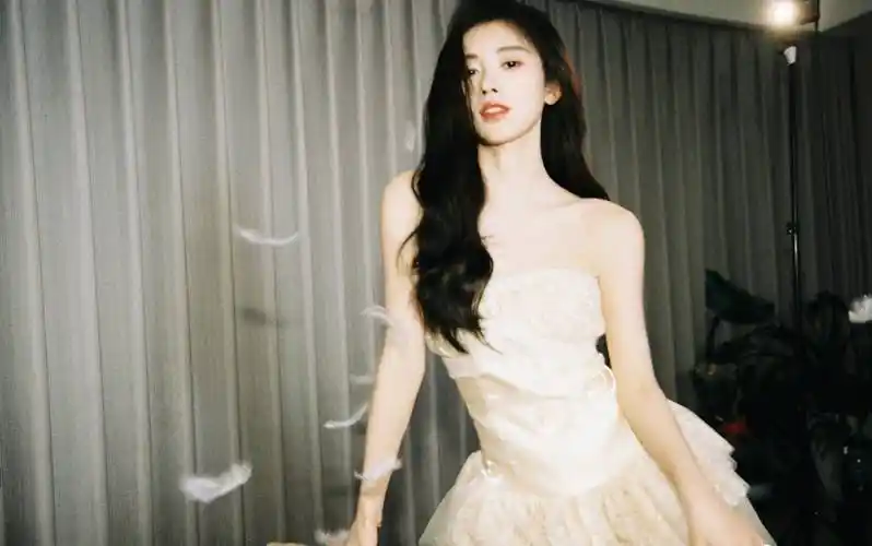 鞠婧祎白色抹胸连衣裙性感写真_美的_网友_漂亮