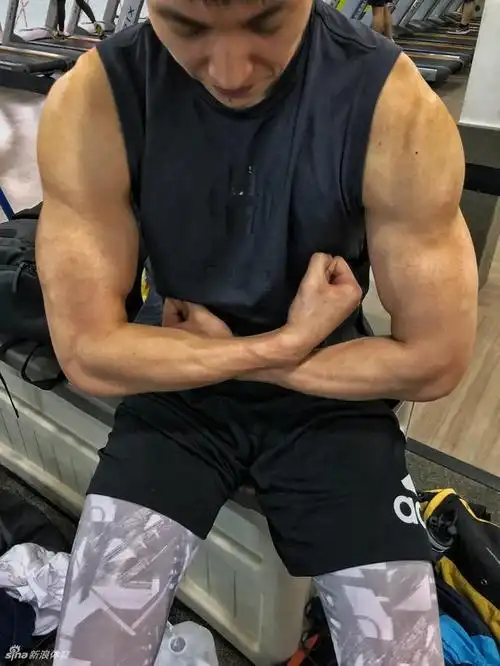 北京后卫刘晓宇微博分享照片,健硕肌肉一览无余.