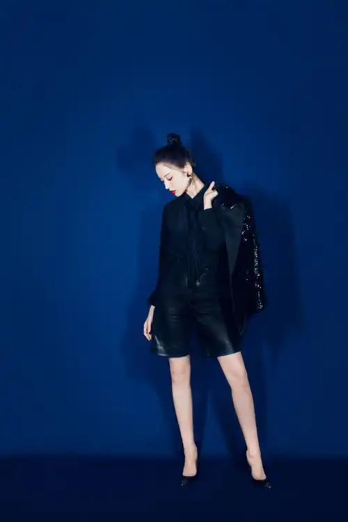 简介:古力娜扎黑色西装魅力写真图片,分享一组古力娜扎图片给大家,图