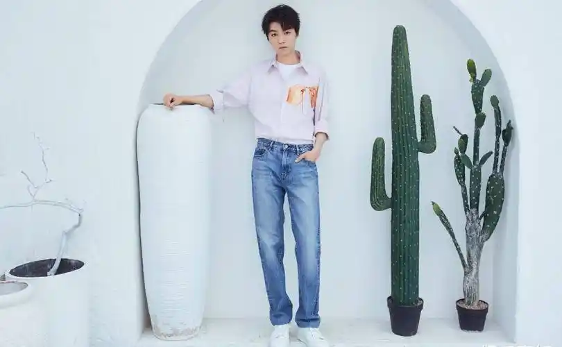 王俊凯出席品牌活动,浅紫印色衬衫,搭配浅蓝牛仔裤,清爽又帅气_清风