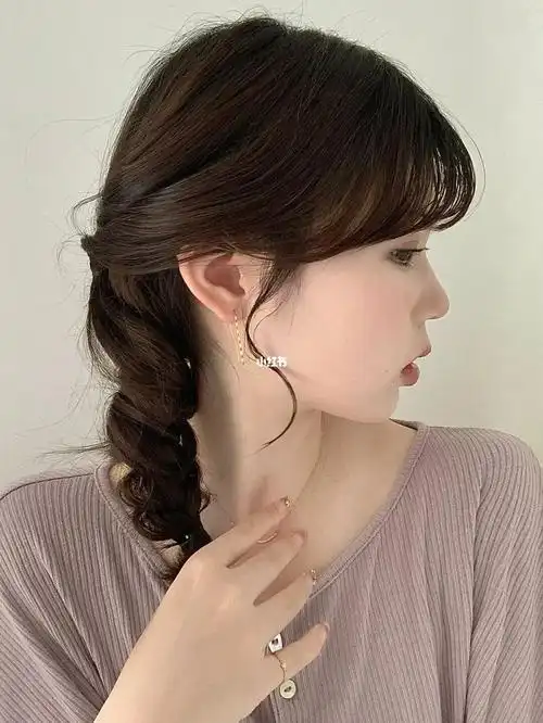 日系编发甜美蓬松单侧麻花辫