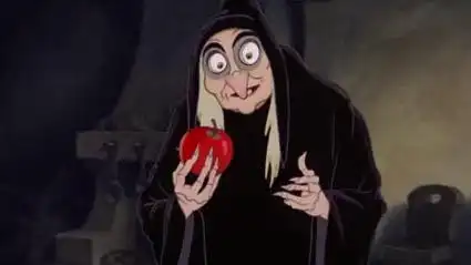 老巫婆骗公主吃下苹果,真是太狠毒了!