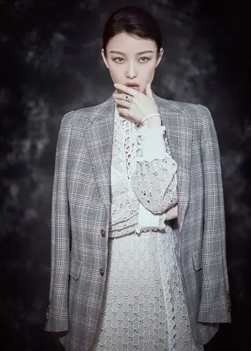 倪妮西装配长裙造型惊艳实力斩获年度女神称号