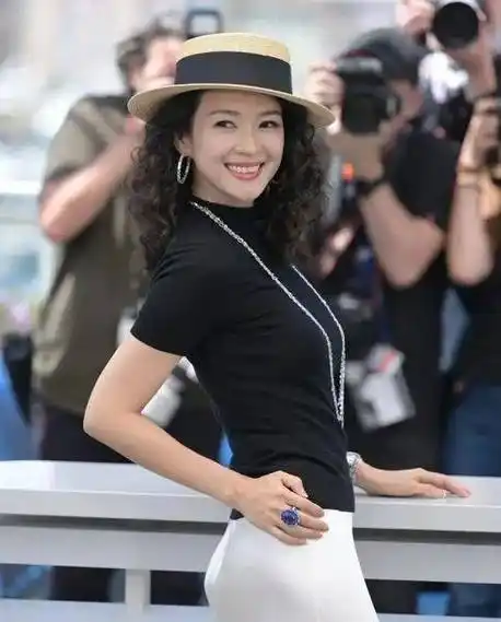 46岁章子怡竟穿十年前造型,气质高级,却满脸都是雀斑!