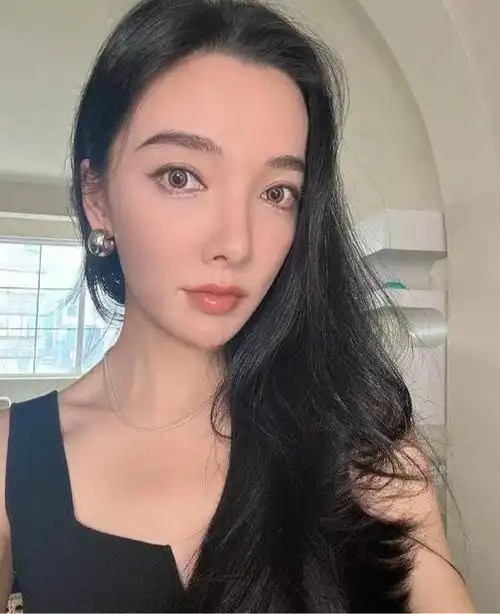 上海主持人刘彦池37岁台上璀璨台下美满两度嫁入豪门