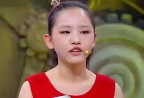 刚才那位嘲讽王者荣耀玩家的小姑娘喻言就在还没有成年的年纪创业,16