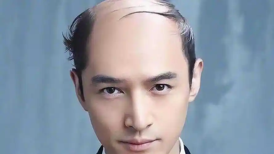 明星剃光头,刘德华没感觉,吴京太嫩,看到胡歌忍不住笑了