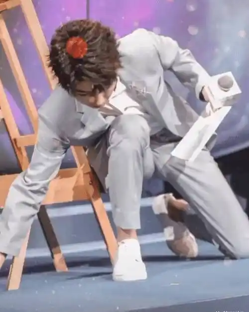 王俊凯因为是团队tfboys的队长,他肩上的责任是很大的,而且他也扛下来