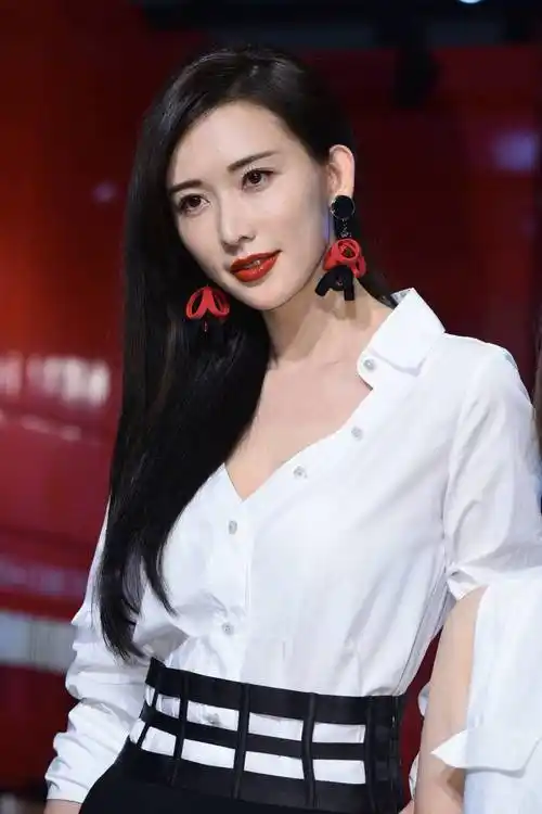 林志玲退出娱乐圈后罕见现身,甜蜜互动陪老公会友,打破婚变传闻_网友