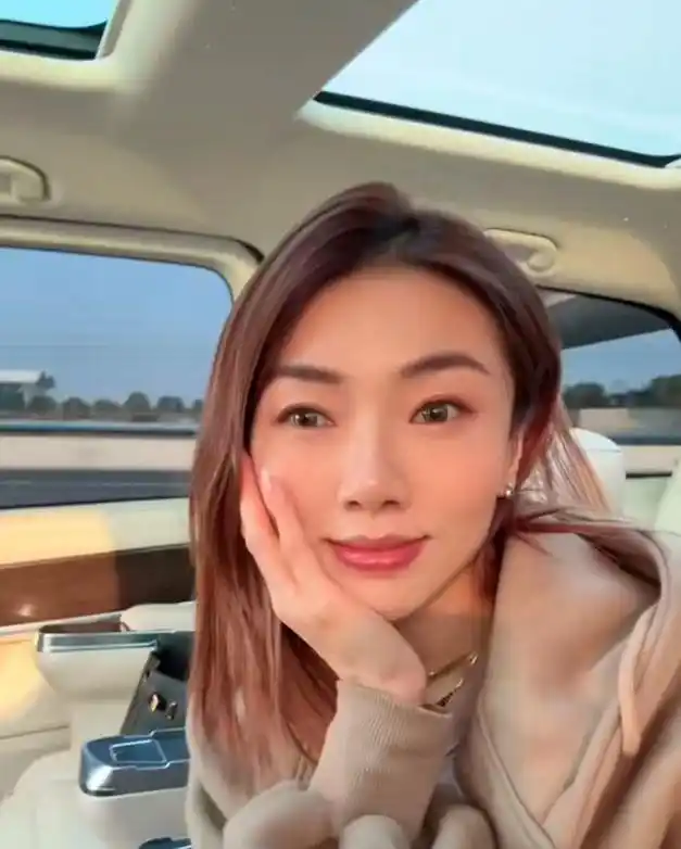 郑恺前女友参加潘玮柏婚礼却被遣返回国,只因为她做错了1件事