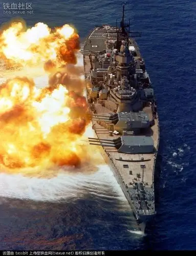 衣阿华战舰主炮齐射