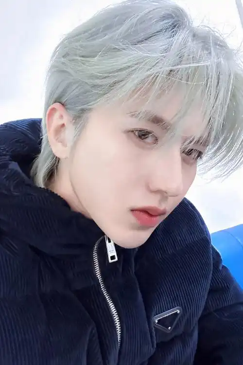 蔡徐坤晒怼脸自拍照