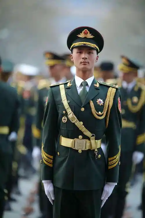 闪亮的那一抹绿——军装