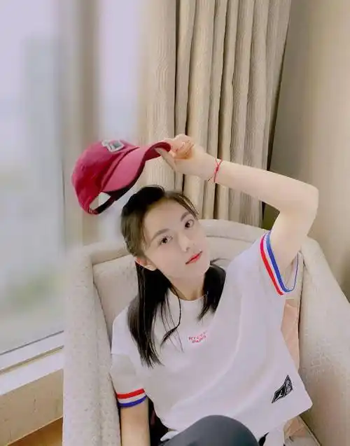 赵今麦晒毕业校服写真,穿衬衫百褶裙戴蝴蝶结领结,清纯如初恋_显得