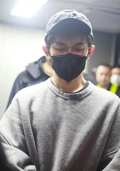 新鲜的易烊千玺青岛机场出发饭拍,灰色卫衣,整体造型简约时尚