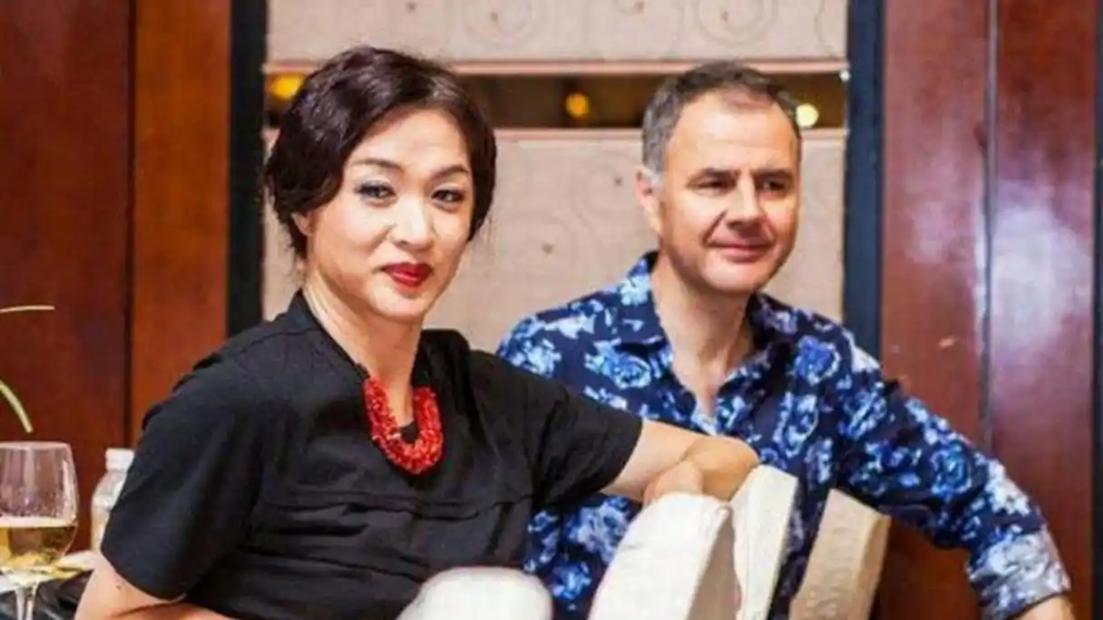 金星晒结婚17周年视频!和老公挽手逛街好甜蜜,翘腿搞怪像小女生