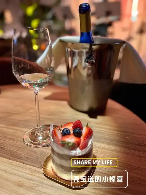 听歌自嗨没想到后桌客人喊我一起喝酒 还帮我庆生第一次自己过生日能