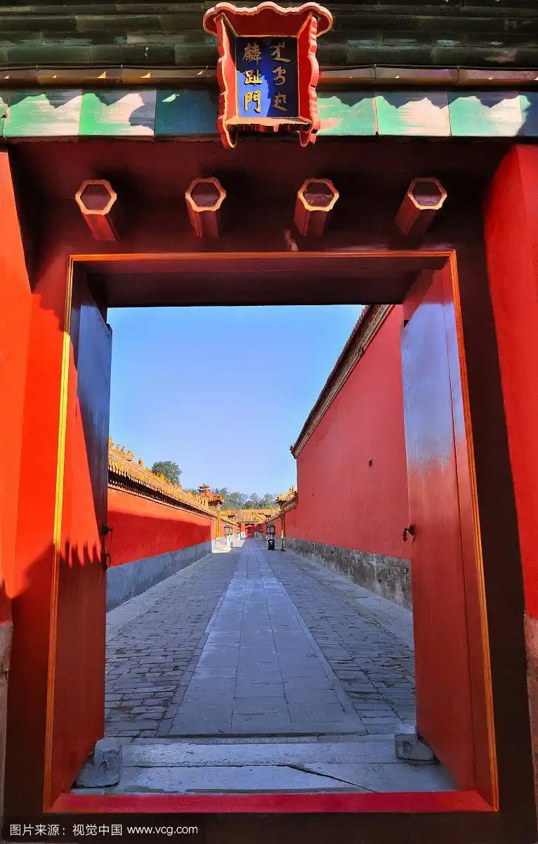 故宫里的朱漆宫门麟趾门