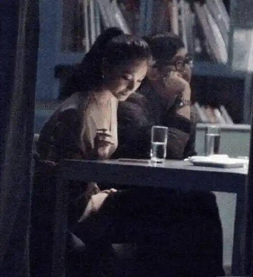 张雨绮抽烟旧照流出,狗仔偷拍像电影截图,这恐怕是粉丝拍的吧?