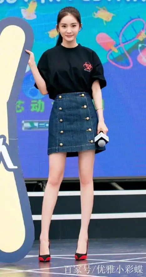 杨幂牛仔裙搭配t恤,时髦又大方!