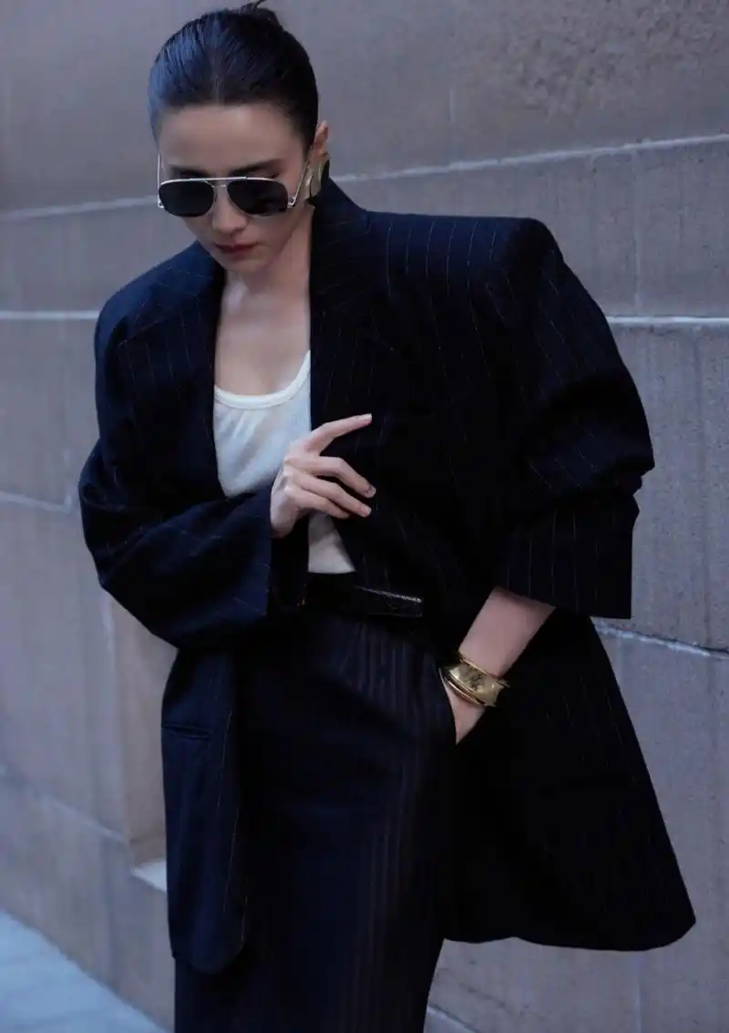 宋佳身穿黑色西装搭配半身裙,精明干练,气场全开,每次出场都是一场