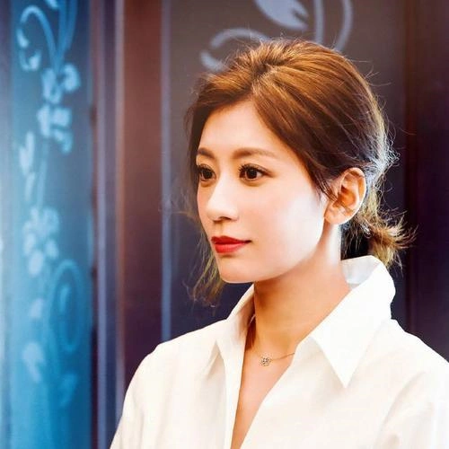 贾静雯短发配ol装竟化身"都市丽人"?