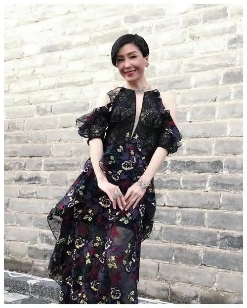 伍咏薇真够性感,50岁穿吊带裙还有"凹凸"身材,小花们都嫉妒了