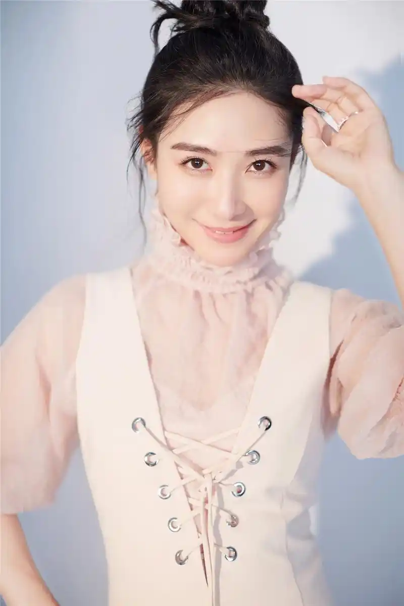 陶昕然复古写真婉约俏丽