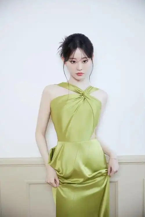 祝绪丹缎面飘带裙##祝绪丹翡羽绿坠感长裙