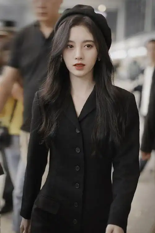 鞠婧祎穿黑色西装短裙现身行走间秀白皙美腿星范十足